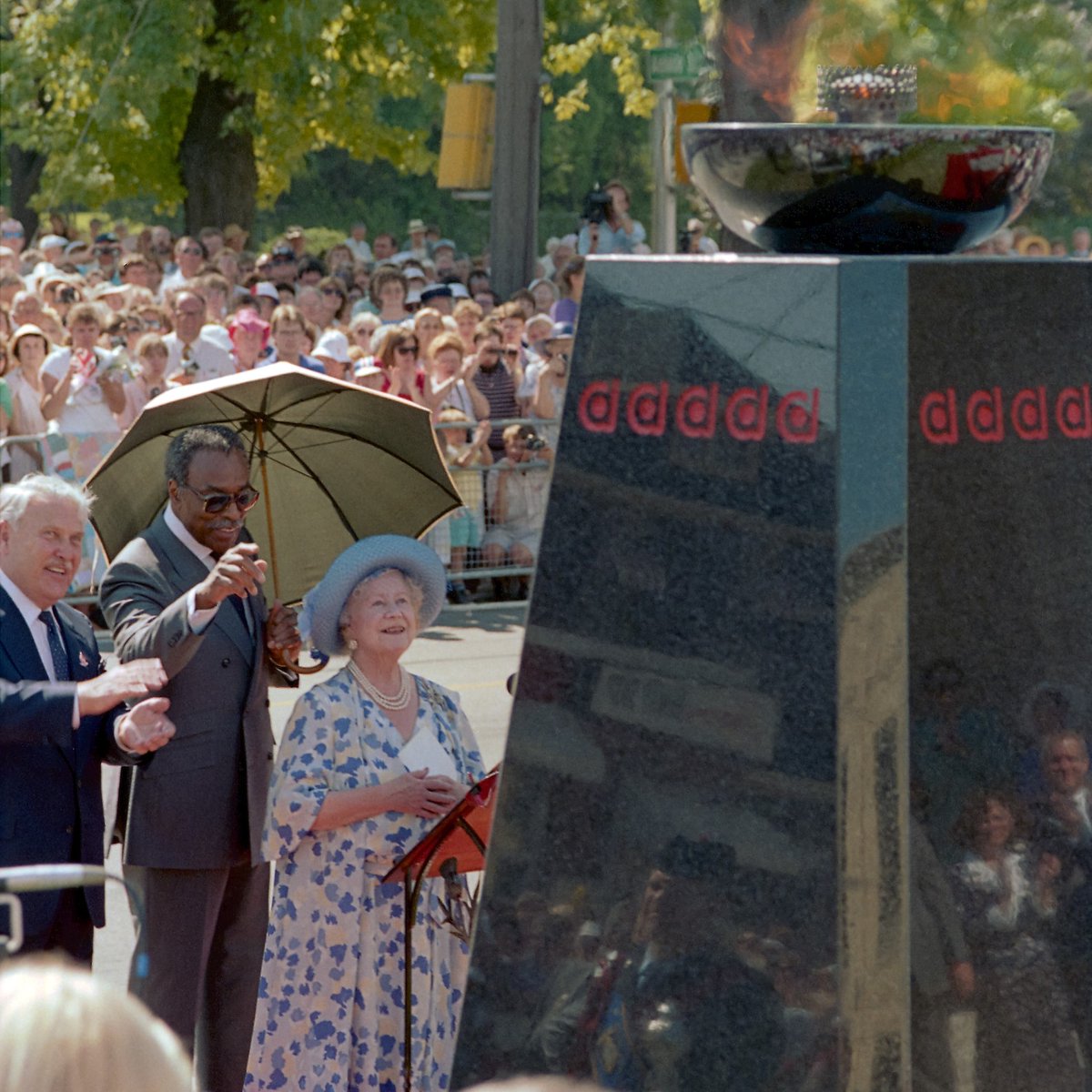 1/4 #OnThisDay July 7, 1989: At 4:35 pm, Her Majesty arrived before an enthusiastic crowd of 4,000 people to kindle the Flame of Hope and unveil Sir Frederick's statue. Despite being 45 minutes late (she stayed longer to speak with the veterans at Parkwood Hospital).