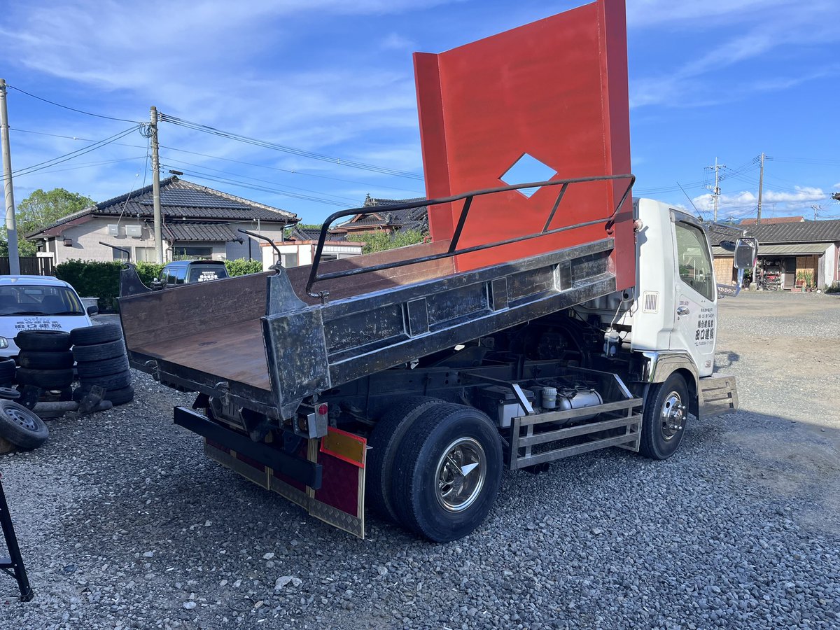 hakosuka0923's tweet photo. 簡単に塗装するつもりが…
サビを落としていたら…
いつの間にやら総剥離になってました🤣
サビは早いうちに対策しておかないと、見えない所で進行してますな💦
明日は塗装出来るかな〜💦
塗料はホームセンターで買ってきた油性ペンキの白！🤣
一日中ひなたで塗装削りしてたらめちゃくちゃ日焼けした〜 https://t.co/De6Jl6Y1mU