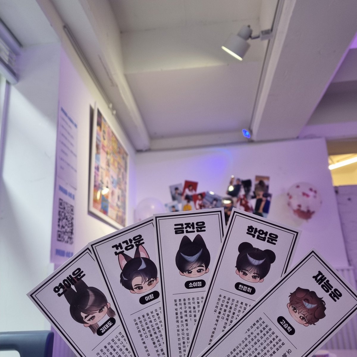 nn_flower_rw's tweet photo. 생카 갔던 날마다 느꼈던거지만 아기자기 너무 예뻤고 특전,럭드, 포토존도 역시나 예쁘고 다양했구 디피도 많아서 보는 재미가 두배였던 소다가게💜 선착특던도 받아서 더 신나게 즐겼던 거 같아요! 좋아하고 애정하는 사람들 속에서 덕톡을 함께 할 수 있어서 정말 행복했어요!!!! https://t.co/hAQdFJfBmI