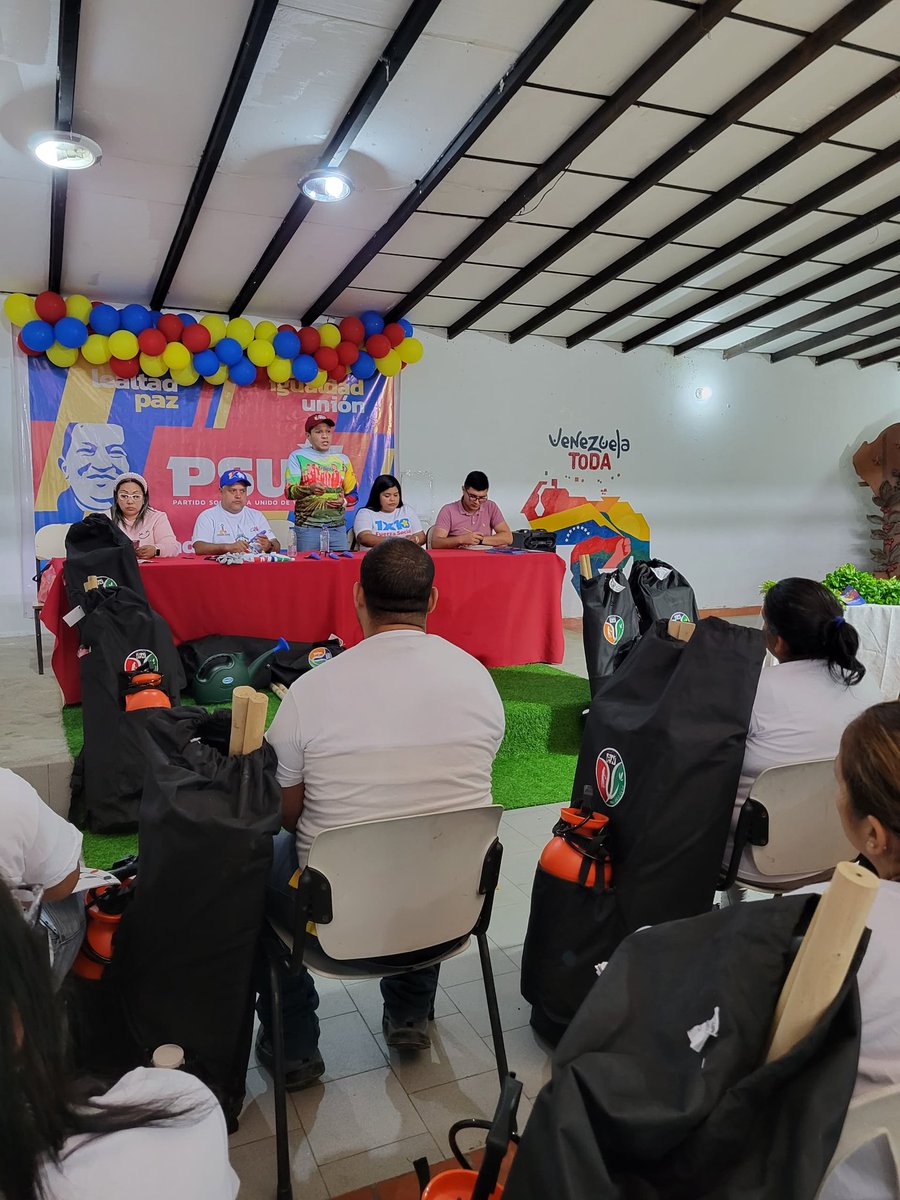 Viceagrourbana's tweet photo. 🌱 Con el objetivo de potenciar la producción local, se realizó la entrega de 18 #KitsTrabucoClap a productores y productoras de la Colonia Tovar, edo. Aragua, beneficiando a 36 familias.

@NicolasMaduro 

#VenezuelaSoberanaYPlena https://t.co/N6dDQsXYqc