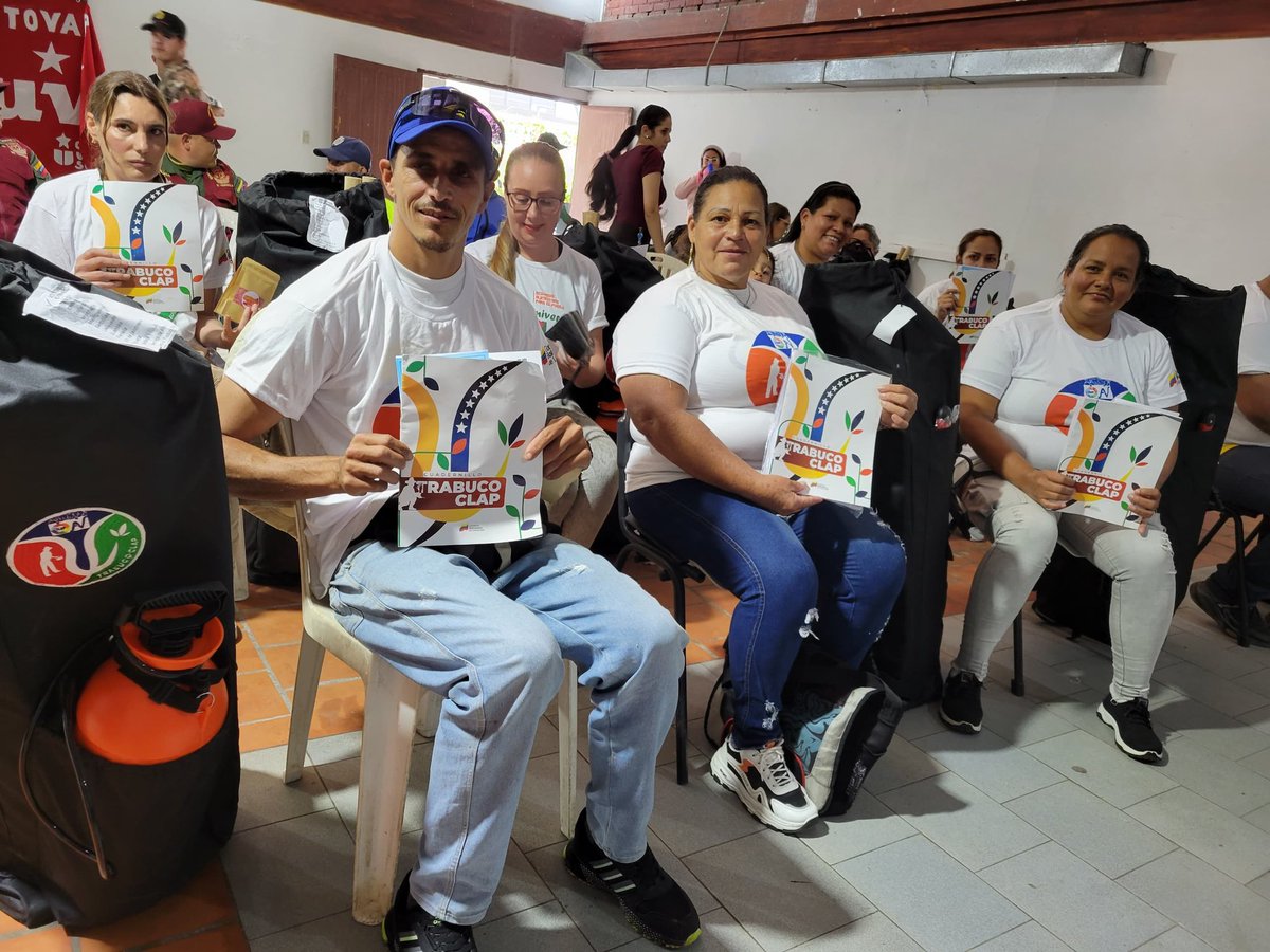🌱 Con el objetivo de potenciar la producción local, se realizó la entrega de 18 #KitsTrabucoClap a productores y productoras de la Colonia Tovar, edo. Aragua, beneficiando a 36 familias.

<a href="/NicolasMaduro/">Nicolás Maduro</a> 

#VenezuelaSoberanaYPlena