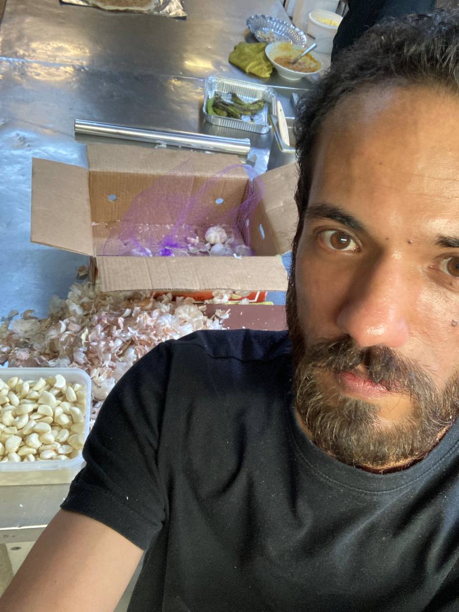 AmirrKalhor's tweet photo. باید پوست سیرها را بگیرم. دو کارتن در یک روز. بعد بروم سراغ گونی‌های پیاز. سر و تهشان را بزنم. پوستشان را بگیرم. دو گونی در یک روز. بعدتر نوبت گرفتن آب پیازها می‌شود. این وسط بار هم اگر بیاید، من را صدا می‌کنند. گوشت، مرغ و گونی و کارتن را روی کولم میندازم و می‌برم سردخونه. تمام این کارها برای یک روز است.
پوست گرفتن سیر به این راحتی نیست. سیرها میرن زیر ناخن‌هام. می‌سوزند. دستم زخم می‌شود و بوی سیر و پیاز می‌گیرد. هیکلم پر از بوی گوشت و عرق می‌شود. بوی روغن و گرما.
غروب که به خانه بر می‌گردم، سعی می‌کنم از آدمها فاصله بگیرم چون بو می‌دهم. چون دستانم زخم است و خسته‌ام. از خودم. از همه.
به خانه که میرسم، حوصله هیچ چیز را ندارم. می‌خوابم. به خودم فکر میکنم که چرا اینطور شده است. خوابم می‌برد و نیمه شب بیدار می‌شوم. کمی چک کردن خبرها و گشت زدن در شبکه‌های اجتماعی و دوباره خواب. نمی‌خواهم دوباره صبح شود تا برم برای حمالی. 
نه اینکه کار کردن عار باشد. نه. اصلا. ایراد ندارد. اما روح و روانم پر از خراش است. زخمی. خط خطی.
راستش فکر می‌کردم جایی برای من در رسانه‌ها باشد. تا بتوانم کار خودم را داشته باشم. همان کاری که بلد هستم. همیشه انجام داده‌ام. به هرکس که فکرش را بکنید رو زدم. اما شاید داستان از این قرار است که در اکثر موارد، باید عضو دسته و گروهی باشی که کارها برایت راحت‌تر شوند. آن وقت همه چیز فرق می‌کند. مثلا مهم نیست در ایران کارت چه بوده و چقدر تجربه در کار رسانه داشته‌ای و یا اصلا تا به حال یک تحریریه را از نزدیک دیده‌ای یا نه یا حتی می‌توانی چند پاراگراف بنویسی یا نه. درها به رویت باز می‌شوند. برایت کار پیدا می‌شود. یا بگذریم از اینکه اگر بر و رویی داشته باشی، کارها راحت‌تر برایت پیش می‌روند.
من اما هیچکدام را نداشتم. نه عضویتی و نه بر و رویی. تجربه‌ای هم در کار دیگری نداشتم. برای همین حالا سیرها را پوست می‌گیرم و به این فکر می‌کنم که چرا باید در سی و چند سالگی، سیر یا پیاز پوست بکنم. البته که زمان خوبی برای فکر کردن است. به دورها. به نزدیک‌ها. به همه چیز. دانه دانه حبه‌های سیر، فرصتی کافی برای فکر کردن است تا قبل از فرا رسیدن سوزش دست‌ها. بعد می‌شود عذاب. فحش به عالم و آدم. به جمهوری اسلامی. می‌شود تنفر و کینه.
حقیقتا این روزها غمگین هستم. دست و دلم به هیچ‌ کاری نمی‌رود. از جارو کردن، تمیزکاری، پوست گرفتن، حمالی کردن. چطور بگویم؟ خود واقعی‌ام نیستم. همان که کتاب می‌خواند. فیلم می‌دید. می‌نوشت. دوست و رفیق زیادی داشت. خوشتیپ می‌رفت سرکار و خوشتیپ بر می‌گشت. میدانم همیشه یکسان نباشد حال دوران اما، متوجه نمیشم که چرا باید برای من به این شکل باشد. چرا من باید در موقعیتی قرار بگیرم که سر غذا توبیخ شوم و یا با حالت تحقیرآمیزی، بی‌عقل خطاب شوم. مثلا من که هیچ وقت چشمم دنبال غذا نبوده، فردای روزی که به من دو ظرف غذا داده بودند تا با خودم به خانه ببرم، توبیخ شوم و ازم سوال شود که حتما خواستی سواستفاده کنی. نباید شکمو باشی و یادت باشد که هر کارگر یک ظرف غذا می‌تواند ببرد و چیزهایی از این دست. من هم بگویم بله. قصد سواستفاده نداشتم اما معذرت می‌خواهم.
جانم به لبم می‌رسد که چرا باید برای چنین چیزهایی صحبت کنم. چرا باید بار تحقیر را به دوش بکشم. چرا این حجم از تحقیر. چرا من!
بعد تا شب تا فردا و تا روزهای بعد همه چیز بوی مرگ می‌دهد. بوی بی‌حوصلگی و چرک. بوی پوسیدگی.
خیلی دورتر به رفیق‌هایم در موقعیت‌های مختلف، می‌گفتم اینها همش خاطره میشه. حالا اما خسته و درمانده‌ام از این خاطرات. نمی‌خواهم این چنین خاطراتی داشته باشم.
لعنت به این زندگی انگلی ما خاورمیانه‌ای‌ها... این رنج دائمی.