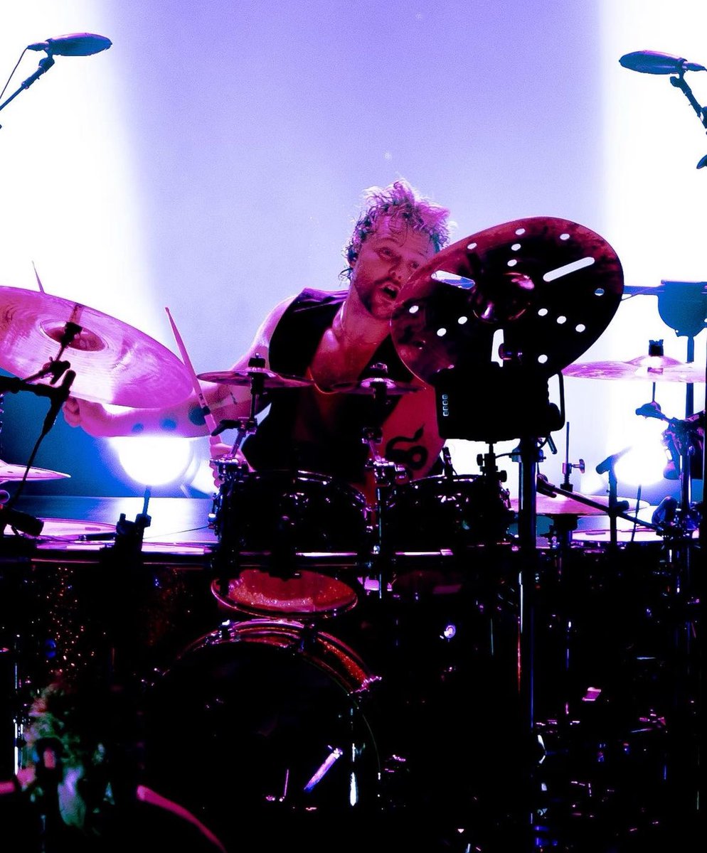 Tha5SOSFamily's tweet photo. Happy 30th birthday to our favorite drummer!!❤️

We love you @Ashton5SOS !!! https://t.co/2XyLVWjtEM
