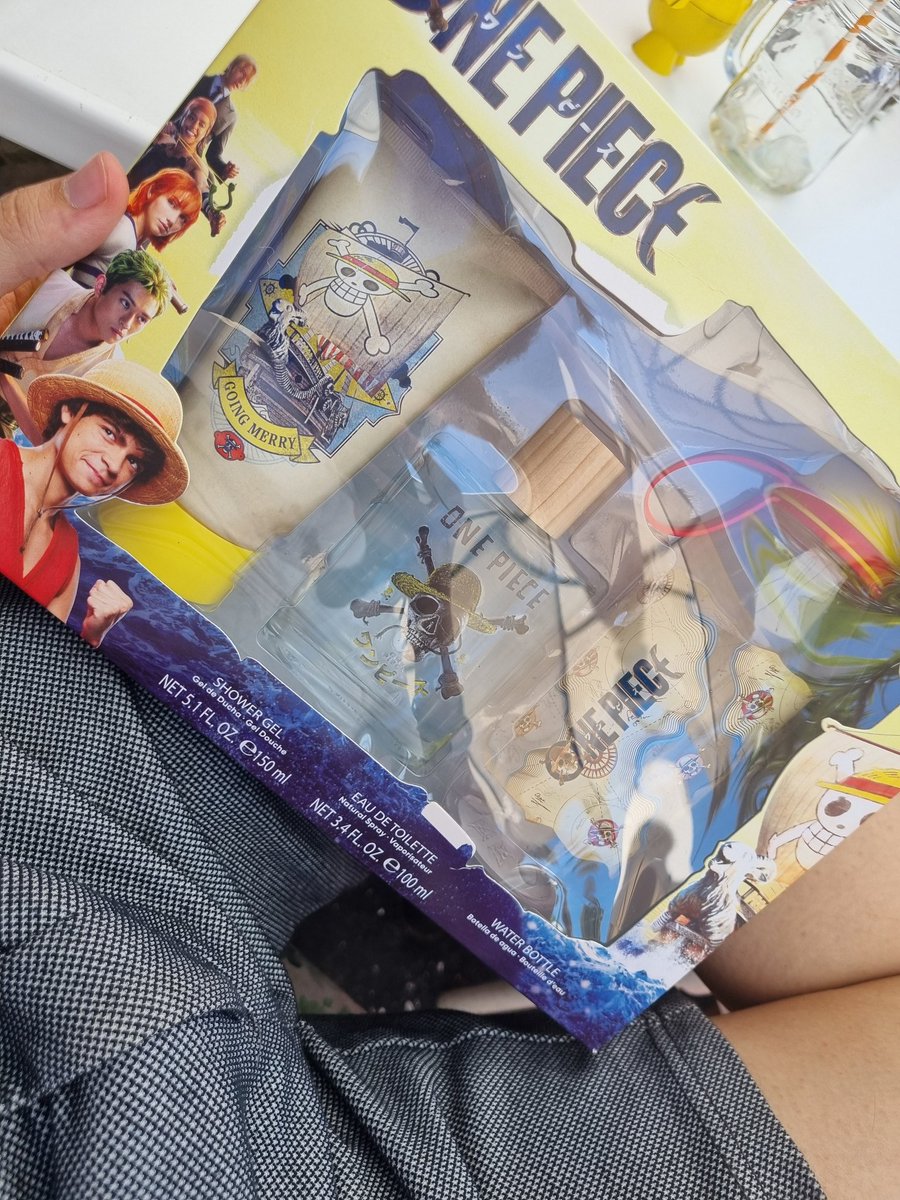 El regalo de cumpleaños que me han hecho mis sobrinos, piensan que tengo un problema con One piece...