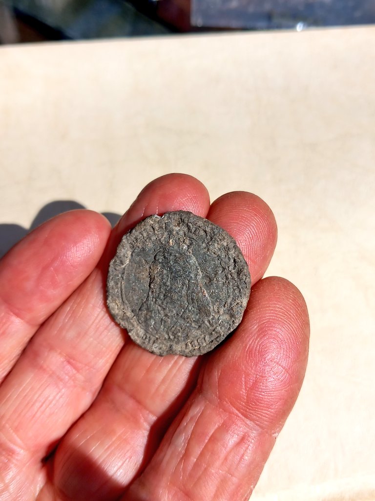 CotswoldArch's tweet image. The #TestPit at Burnivale has uncovered some spectacular finds! In no particular order, we've found a possible medieval key 🗝, a comerative medal, which though difficult to read, appears to date to 1887 🏅, and a copper alloy button with gold guilt decoration 🌟 #Athelstan1100