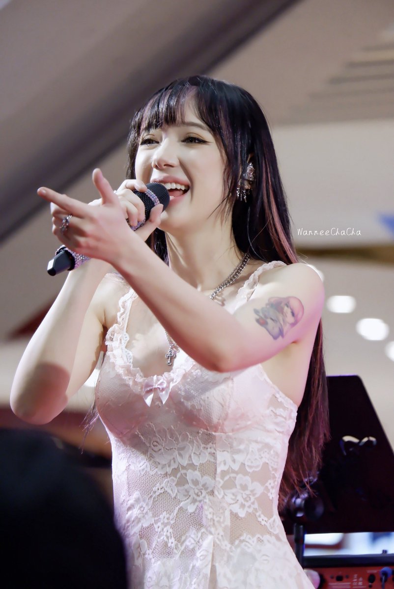 cha_wannee's tweet photo. พลอยชมพู เก่งมากๆๆ ครั้งแรกกับการฟังน้องร้อง เล่นกีต้าร์ แบบสดๆๆ รอฟังเพลงใหม่ของน้องกันเลยน้า♥️🎶🎤 @JannineWeigel #พลอยชมพู #foodfunfair #ploychompoo #foodfunfairXPloychompoo https://t.co/YxwEPB5mos