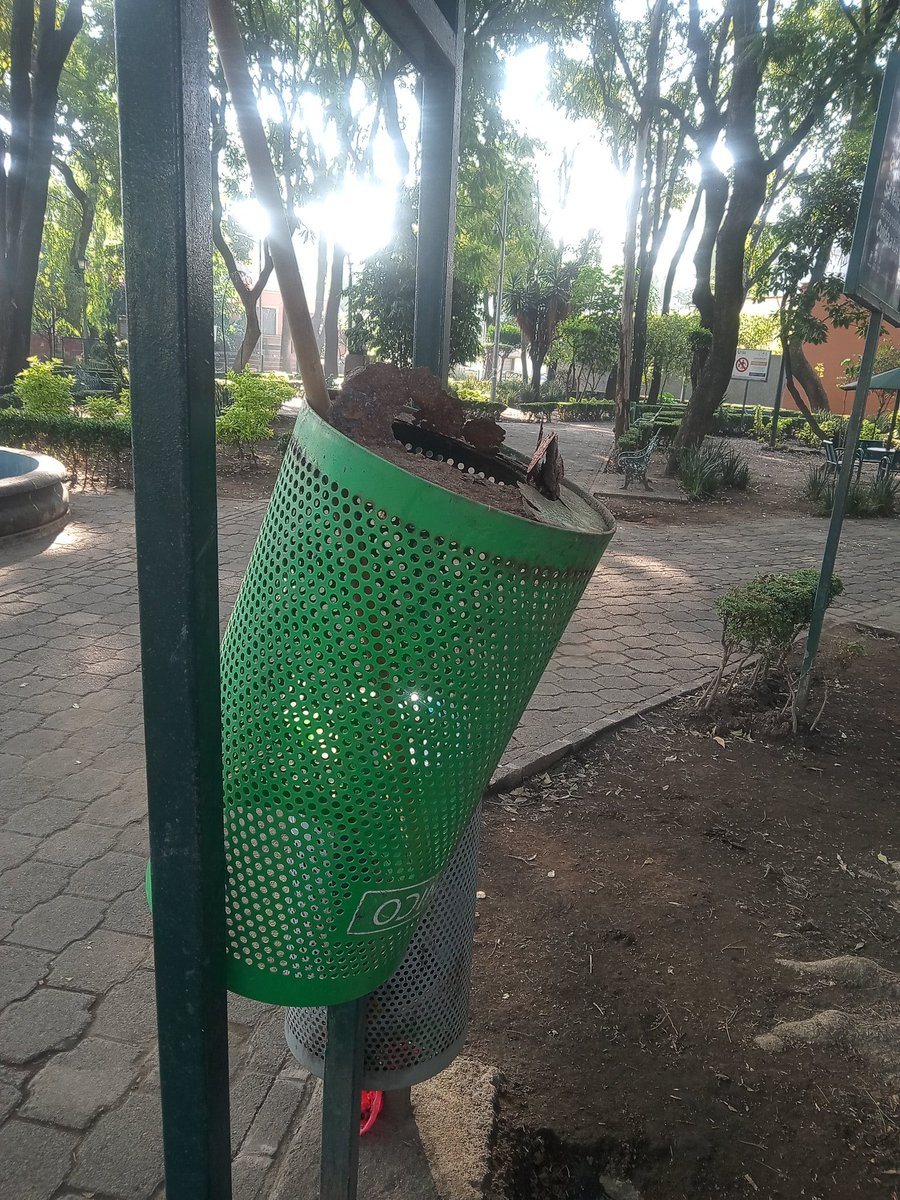 betocronopio's tweet photo. Reparar contenedor de basura en el parque Francisco Zarco colonia periodistas @BJAlcaldia @AccionesBJ @parques_cdmx @FedeChavezMX @LuisMendozaBJ 
Gracias x su apoyo
@PoderAG_BJ https://t.co/cfJ55i6hsc