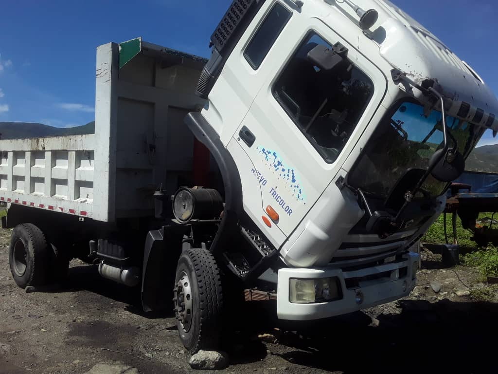 PrensaBnbt's tweet photo. El mantenimiento preventivo y correctivo de nuestros vehículos y maquinarias pesadas en la #GMBNBT #MÉRIDA ha sido todo un éxito. Gracias al apoyo de @gobernacionmrd 
@NicolasMaduro 
@delcyrodriguezv 
@GRaulparedes https://t.co/aRW2ry9yNR