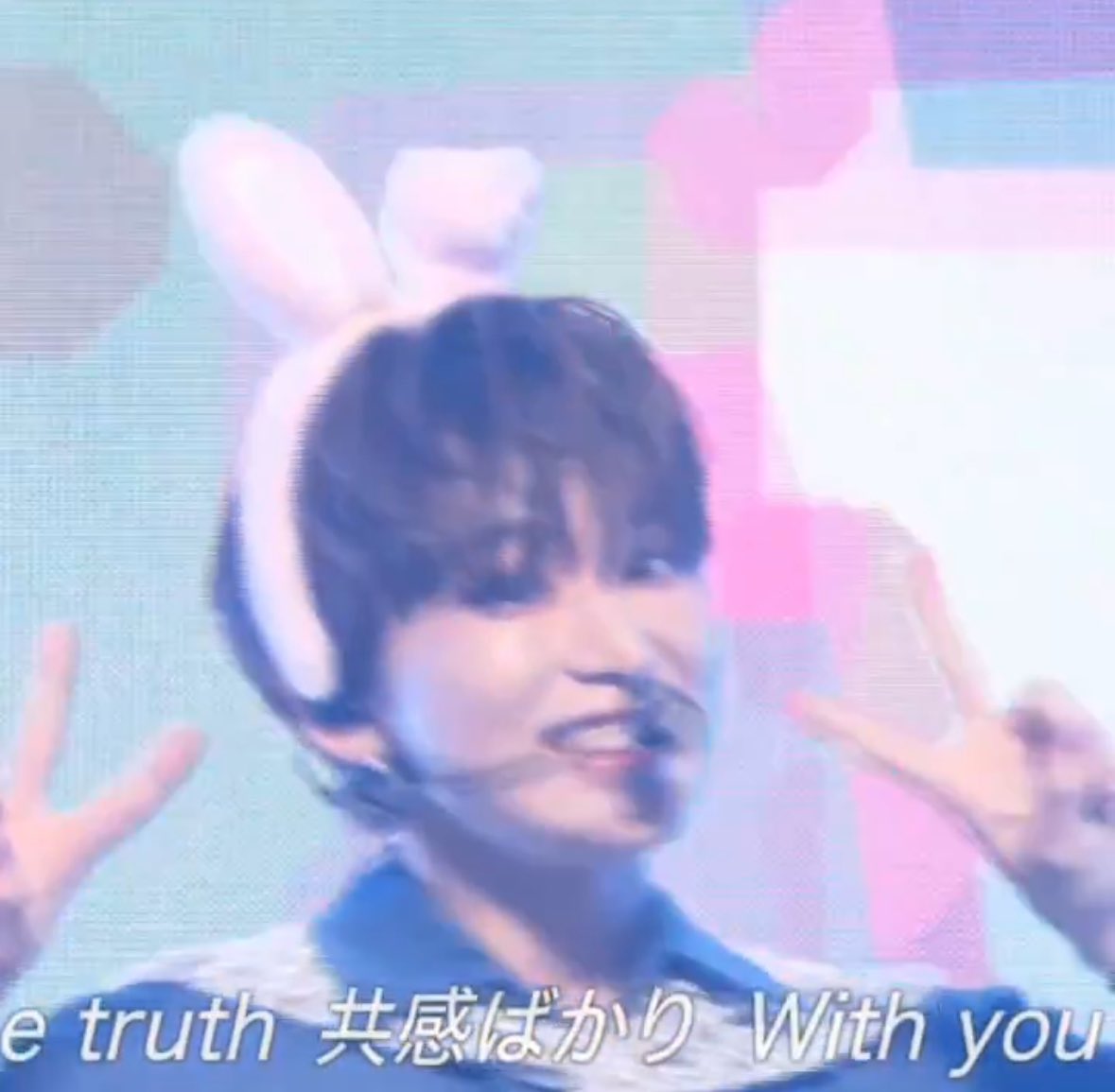 원래 그냥 귀여운 포즈 하려고 했는데 케이형 안경같은거 재밌어보여서 급하게 토끼 귀로 바꿨대ㅜ.ㅜ 연습도 거의 못했는데 넘 잘햇러😭😭