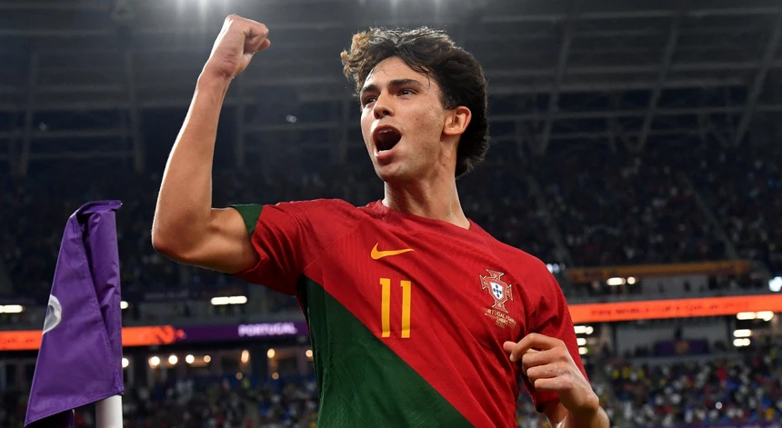 OFuraRedes's tweet photo. Sobre João Félix e todos os disparates que já viraram "verdades" populares:

- não há um treinador que diga que ele treina mal. Pensem como teria dado muito jeito a alguns dos técnicos que o treinaram terem colocado isso cá fora. Ouvi, esta semana, no Zerozero, um jornalista dizer exatamente o contrário, com fontes de 3 pessoas que trabalham ou trabalhavam de perto com ele.

- não há um colega de balneário que diga que ele faz mau ambiente ou que prejudica a sua equipa com falta de empenho. Antes pelo contrário, estou sempre a ver imagens dele com ex-colegas, antes dos jogos, na maior intimidade.

Desafio alguém a encontrar uma entrevista que desminta isso. E, sim, há casos de jogadores pouco profissionais rapidamente documentados.

Podem dar as voltas que quiserem, estas histórias, esta campanha de ódio contra o João, surgem por inveja e azia de ele ter sido a cara do 37 do Benfica.

Em relação à carreira dele há também a questão de ele ser um jogador caro (quer o valor do passe, quer salário) o que impossibilita 95% dos clubes do mundo de pensarem nele.

Finalmente, acho que o mais provável é ele ter perdido a alegria no que faz. E quantos de nós já tivemos fases da carreira em que não conseguíamos encontrar alegria no trabalho do dia a dia. Todos? Não faço ideia se é o caso mas cuidado que o mundo do futebol está cheio de casos graves de depressões escondidas.

Deixem o miúdo em paz.
