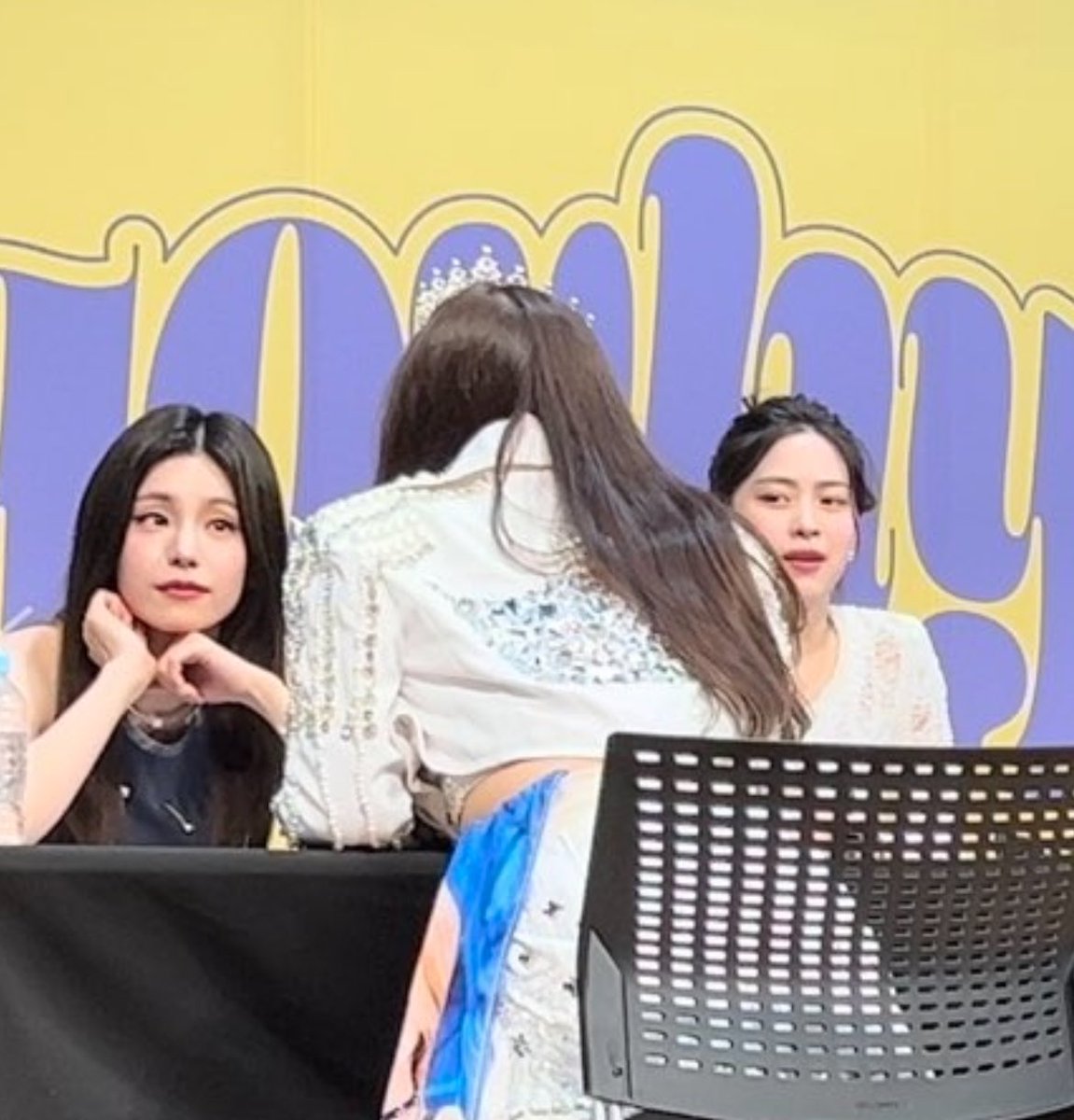 優しいmidzyのおかげでいろんな角度からの映像をいただけたのでもう幸せいっぱいです😭🍀
みんなありがとうございます🥺

今日のサイン会もハイタもまた忘れられない思い出になりました📕✒️
テントンに挟まれてる自分の後ろ姿がさすがに幸せ者すぎる笑
#ITZY #ITZYオフイベ