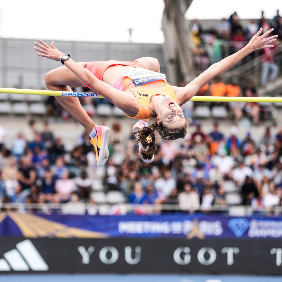 WORLD RECORD 🤯

🇺🇦's Yaroslava Mahuchikh flies to a 2.10m world record* in the high jump ‼️

<a href="/MEETINGPARIS/">MEETING DE PARIS</a> c'est magique 🪄

*Subject to the usual ratification procedures

#DiamondLeague
