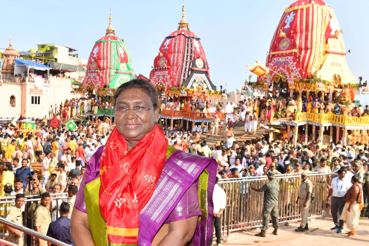 rashtrapatibhvn's tweet photo. Jai Jagannath! It was a deeply divine experience to witness the pulling of the three chariots of Bhagwan Balabhadra, Mata Subhadra and Mahaprabhu Shri Jagannathji by thousands of devotees during the annual Rath Yatra festival in Puri today. I too participated in this centuries old spiritually elevating event and felt one with the mass of devotees that thronged this holy place. For me, it was one of those blessed moments that make us aware of the presence of the Supreme Being. May there be peace and prosperity around the world by the grace of Mahaprabhu Jagannath!