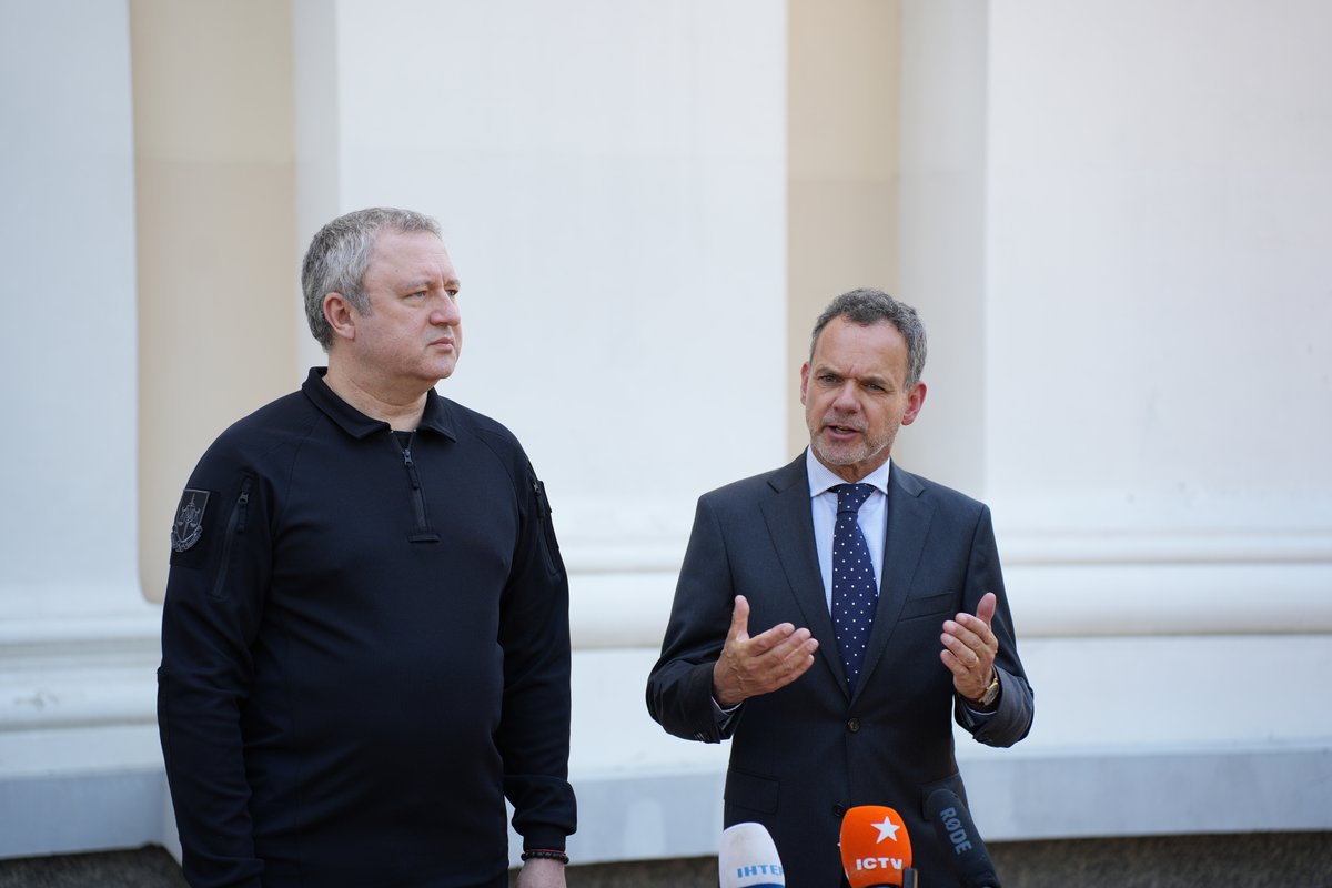 AndriyKostinUa's tweet photo. Ukraine highly appreciates the Netherlands’ commitment to upholding fundamental European values and continuous support for justice, peace, and democracy. I was honored to convey our gratitude to the Minister of Foreign Affairs of the Kingdom of the Netherlands @CasparVeldkamp. 

Under the initiative of the 🇳🇱, the Dialogue Group on Accountability for Ukraine was established. We also deeply value the Netherlands’ leadership in the Working Group regarding the implementation of Point 7 of Ukraine’s Peace Formula—‘Restoring Justice.’ 

Today, I want to thank the Government of the Netherlands for the decision to provide us with a mobile forensic laboratory. This modern equipment, along with the training in forensic analysis, is invaluable to our efforts to investigate over 130,000 war crimes committed by Russia on Ukrainian soil and to hold the perpetrators accountable.

Thank you for standing with us #OnTheFrontlineOfJustice. 🇳🇱🇺🇦
