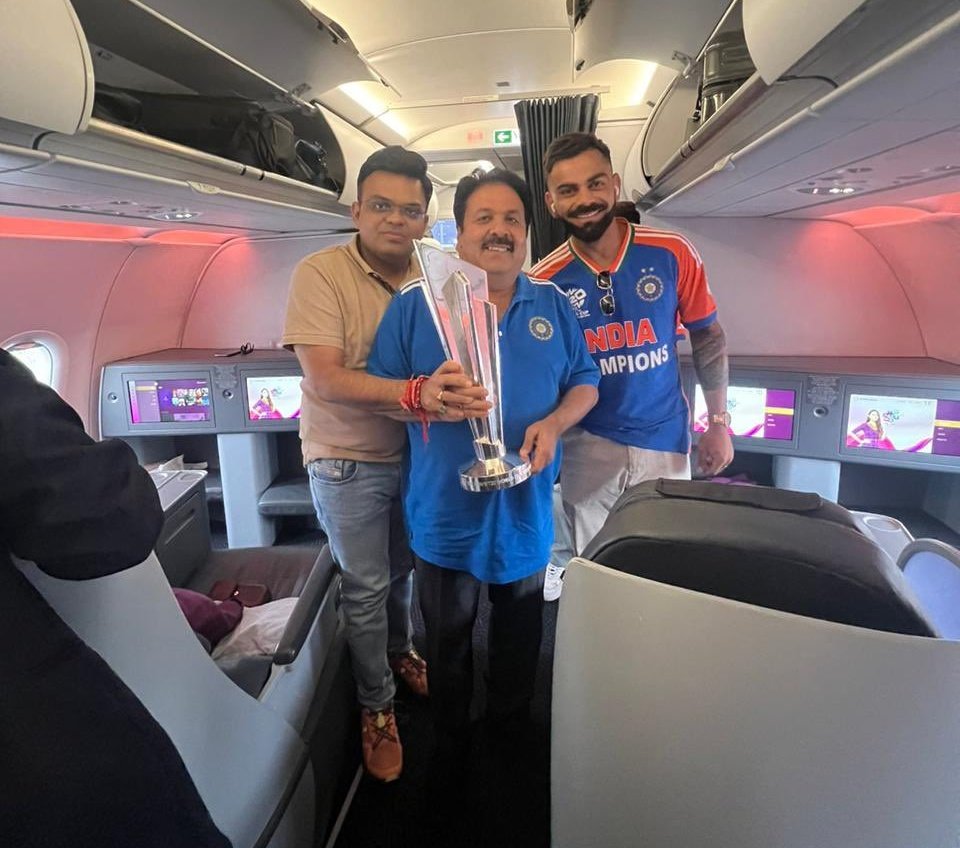 JaikyYadav16's tweet photo. BCCI तेरे खेल निराले 😃

इस देश में तीन तरह के क्रिकेट वाले लोग हैं

1- जो खेल देखते हैं
2- जो खेल खेलते हैं
3- जो खेल चलाते हैं 

आपने देखा होगा कि 

India की कोई सीरीज Hotstar पर आती है
India की कोई सीरीज Jio Cinema पर आती ही
India की कोई सीरीज Sony Liv पर आती है
India की कोई सीरीज Prime Video पर आती है

खिलाड़ी खेल खेलता है उसे करोड़ों का इनाम मिलता है और जो खेल चलाते हैं उन्हें भी बिसनेस में मुनाफा होता है और आपको

कभी Hotstar का Subscription लेना 
कभी Jio Cinema का Subscription लेना 
कभी Sony Liv का Subscription लेना 
कभी Prime Video का Subscription लेना

एक दर्शक की जेब ढीली तमाम प्लेटफॉर्म्स का Subscription लेने में कराई जाती है जबकि ऐसा भी हो सकता था कि सारे मैच एक ही प्लेटफॉर्म पर दिखाए जाते तो उसी का Subscription लेना पड़ता।

नोट: अभी कुछ प्लेटफॉर्म पर फ़्री में दिखा दिया जाता है मगर पहले उनपर भी Subscription लेना ही पड़ता था।