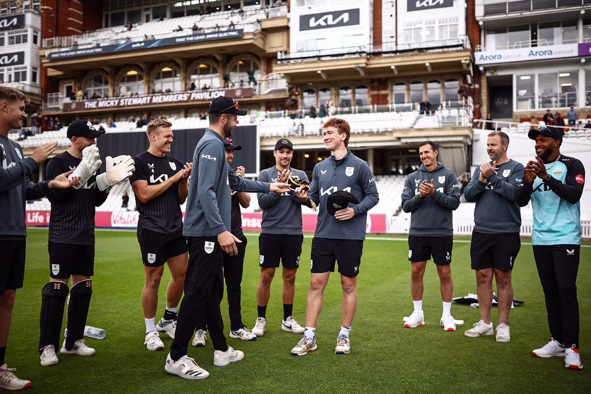 Surrey debut for Ollie Sykes! 🧢

Go well, Sykesy! 🙌 

🤎 | #SurreyCricket