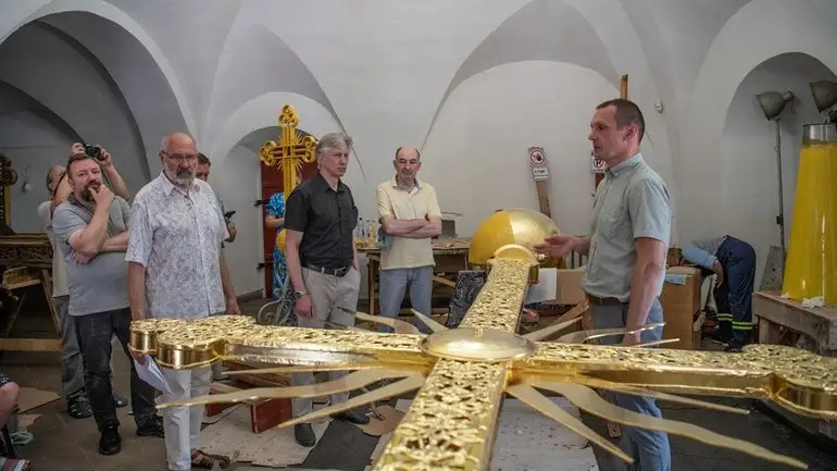 Тепер хрест треба повернути на місце.
df.news/?p=200012