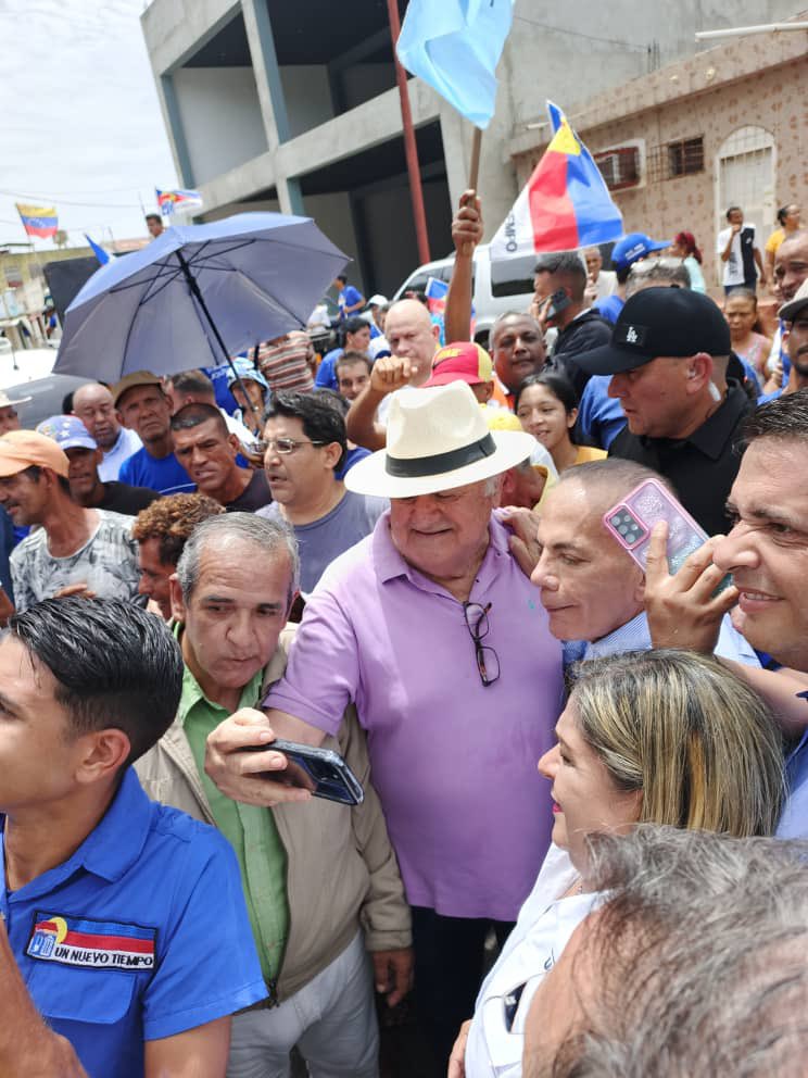 AD_Bolivar's tweet photo. Nuestro Sec. general @freddyvalera_ad junto a los compañeros del CEM @ad_caroni acompañaron la visita del Gobernador del Zulia @manuelrosalesguerrero 

Unidad para ganar con Edmundo el próximo #28Jul https://t.co/Puo87K3P6j
