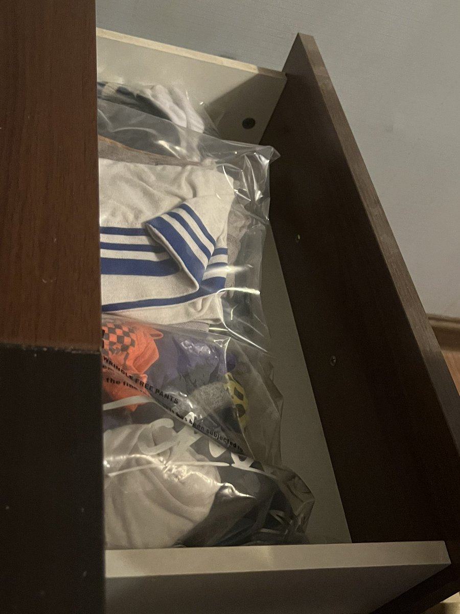 回老家在我喜欢的表哥家过夜了嗷嗷（表哥不在家，出国了而且结婚了），睡表哥以前上学时候的房间😳，手贱拉抽屉就看到了哥哥的内裤和袜子。哥哥以前在大学是校篮球队的。好想偷哥哥的内裤。呜呜想发出来但是又觉得对不起哥哥。 https://t.co/T7NEUGtLh8