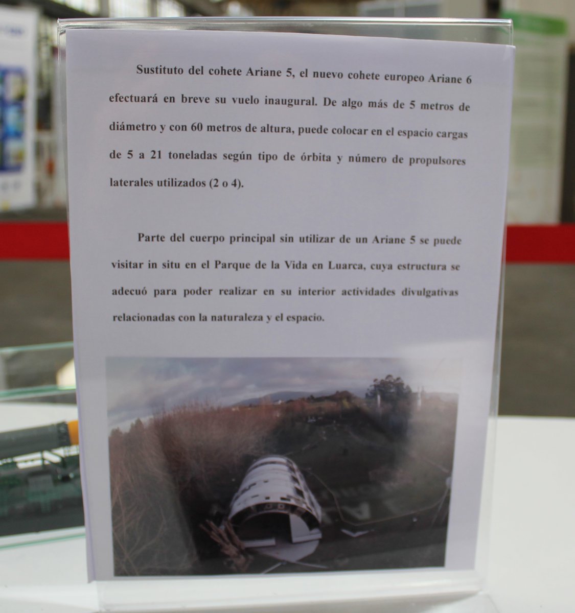 Expectantes ante el inminente vuelo inaugural del nuevo cohete europeo Ariane 6. Aquí réplica en la  exposición en la antigua fábrica de armas de Oviedo y que también estará presente en la exposición del festival aéreo de Gijón de este mes.