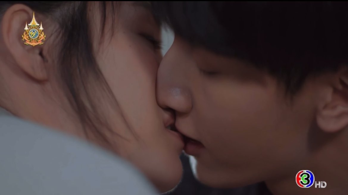 Mimiez17's tweet photo. จูบแรกของคุณเพชรกับยัยฟ้า โอ้ยยยยยแกจูบสวยมากกกกกก  พีคมิ้นท์ทำถึงมาก เคมีฟุ้งเลย จูบที่โหยหามากก จูบต้องห้าม ต้องผ่านอุปสรรคฟ่าฝันไปด้วยกันอีกร้อยแปดล้านเรื่อง เมเก้อทำกับชั้นแบบนี้ไม่ได้นะ อารมณ์ค้างมาก เมื่อไหร่จะจะวันศุกร์คะ 🥲😭  #ดุจอัปสรEp8 https://t.co/TdGsuZMKtc