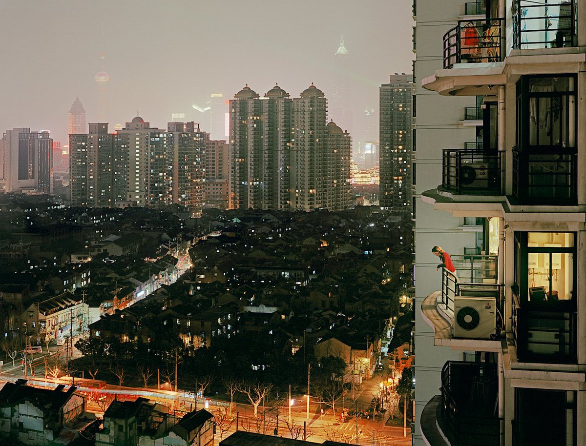 adfphoto's tweet photo. Siempre me gustó la serie Inside Views de Floriane de Lassée realizada entre los años 2004 y 2014 porque, a  pesar del tiempo transcurrido, sigue teniendo una vivencia y una  frescura propias de las grandes obras maestras. https://t.co/yjjxFb3DQB #womenphotographers #photographie https://t.co/CUPYm5kxeF