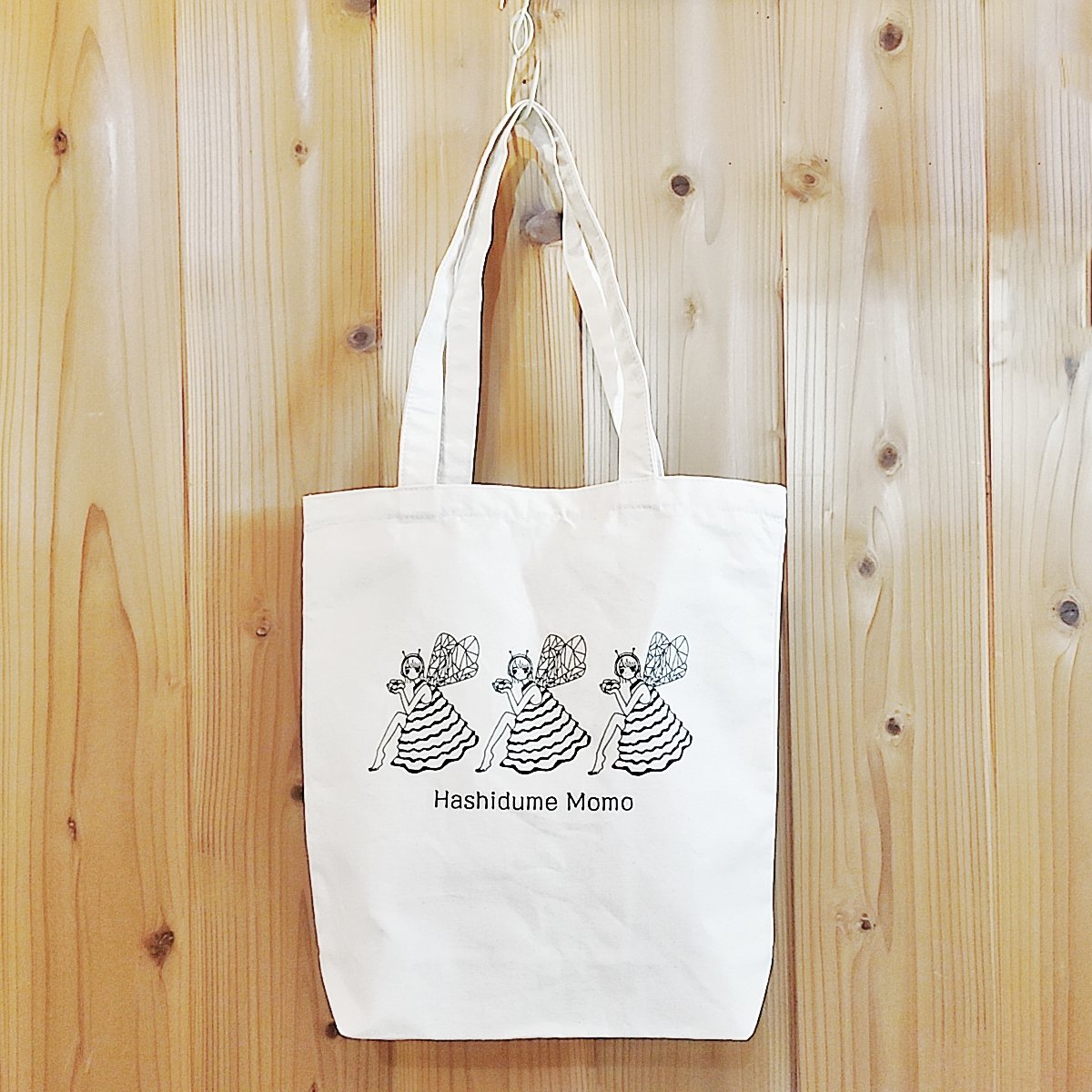 HasidumeMomo's tweet photo. そして！
／
丸子まけコラボ
『変態グッズ』再入荷！
https://t.co/LpLUjbW3Kk
＼

奇妙で可愛い丸子まけさんのタッチで、イラストに変態した橋爪もも´ `

薄手で着心地のいいTシャツ
キーホルダーやトートになったので
お出かけのお供にぜひ連れて行ってください！ https://t.co/CcFUZBuaLx