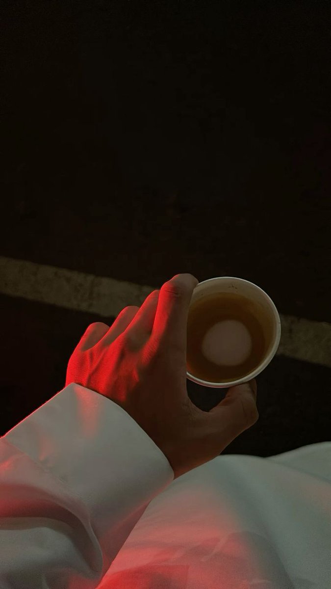 وجهٍ ضحُوك وجوفٍ بالهوى شااقيّ .