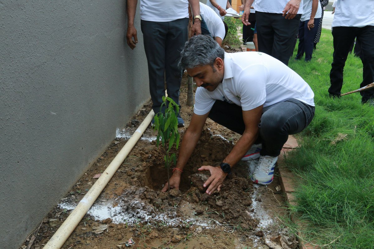 cgstdelhizone's tweet photo. Celebrating #7YearsOfGST, CGST Delhi Zone organized a tree plantation drive at CITRA Heights, led by Pr. Chief Commissioner Sh. Rajesh Sodhi. This green initiative not only promotes environmental sustainability but also raises awareness about the importance of GST. @cbic_india https://t.co/wDlB4Sl3Cy