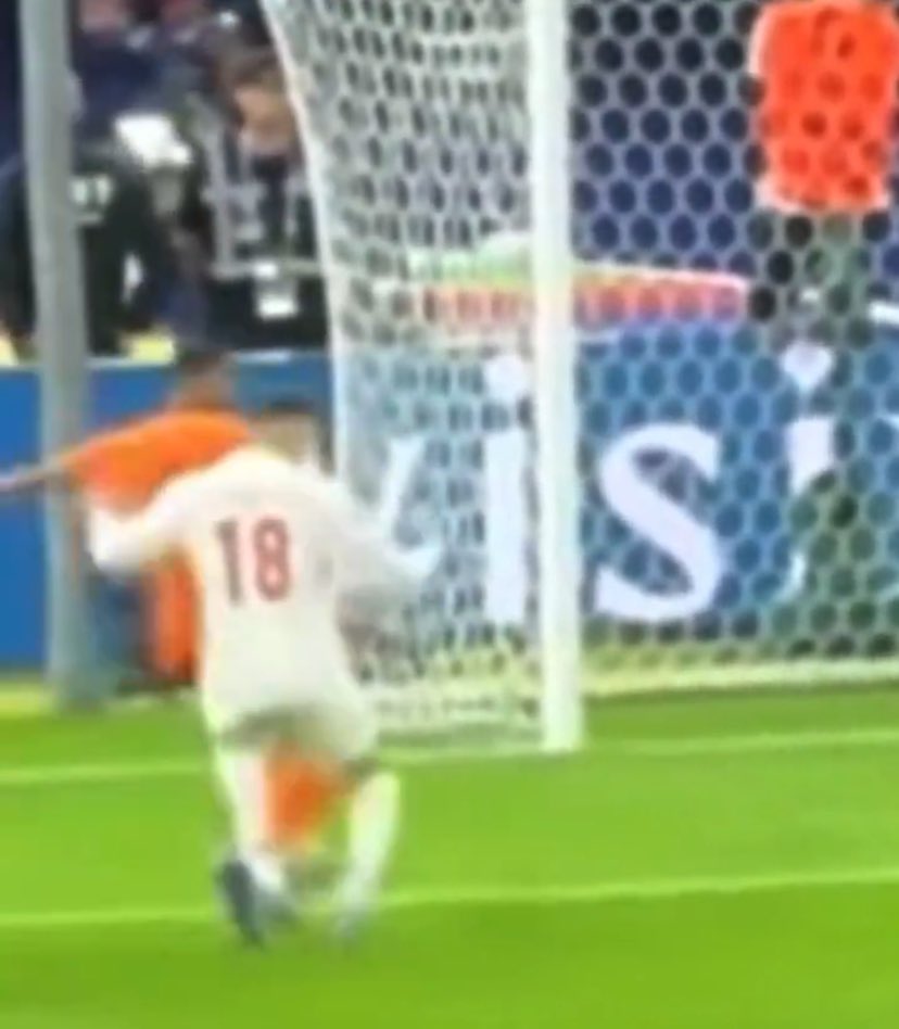 Es ist unfassbar was da zusammengewachsen ist! 3 große Fehlentscheidungen des „unparteiischen“ kosten der Türkei die nächste Runde!

Fehlentscheidungen:
1x kostet das Gegentor ❌
1x Rote Karte Xavi Simons ❌

#nedtur #EURO2024 #türkiye #berlin Merih Demiral Arda Kenan Erdoğan