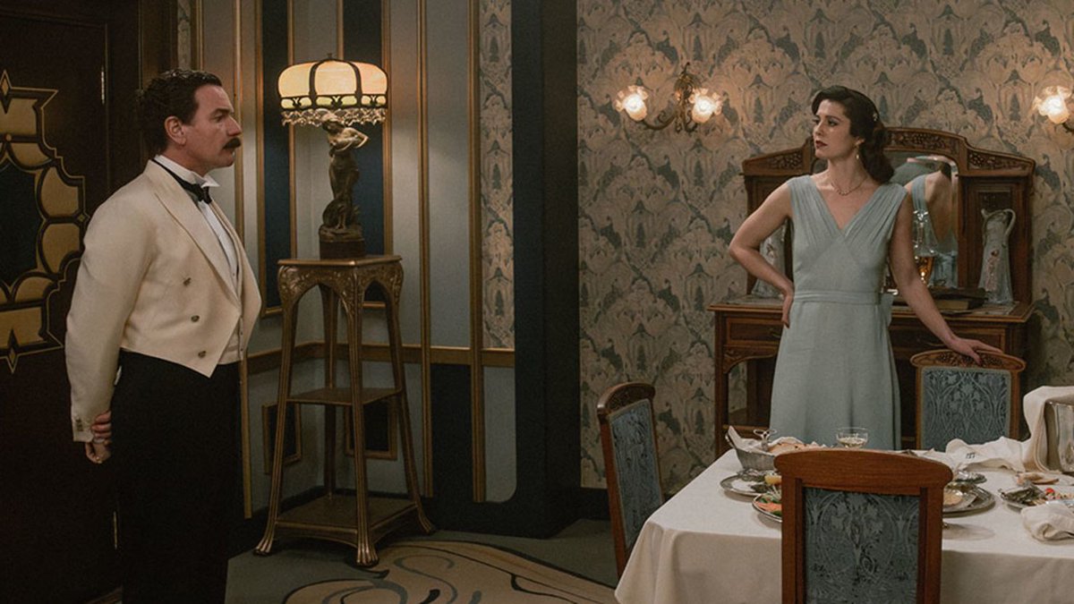 cinemusart's tweet photo. مینی سریال #AGentlemaninMoscow/ بن ونستون/ ۲۰۲۴
حبس مادام العمر یک کنت روسی پس از انقلاب 1917 روسیه در یک هتل
برگ برنده اصلی اش بازی درجه یک اوان مک گرگور
فضاسازی، طراحی صحنه و لباس، موسیقی و فیلمبرداری بسیار خوب
تاریخ نگاری ای پرجزئیات و کنایه آمیز که مدیون منبع اقتباسی اش است https://t.co/FmQCq9YuxB