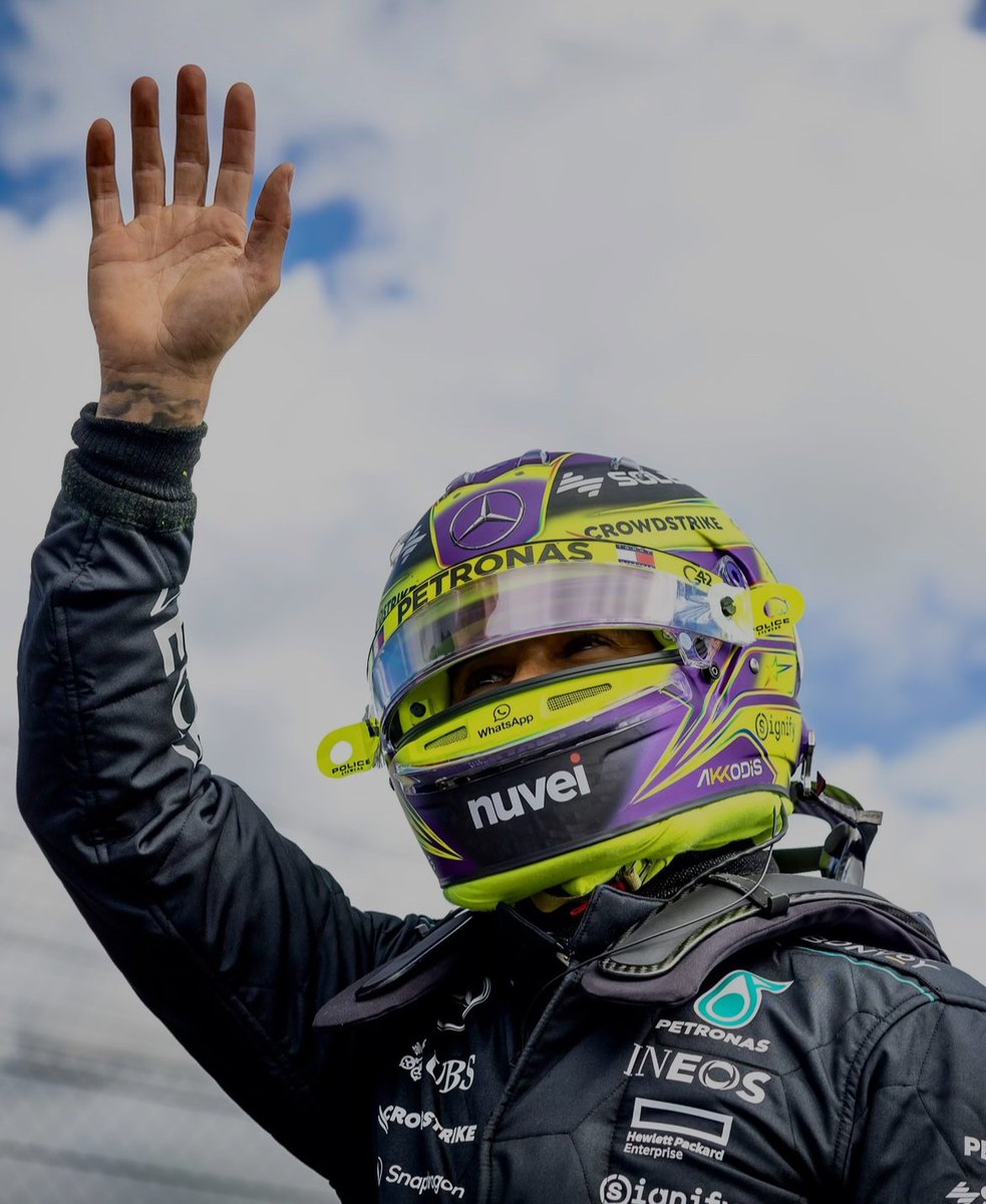 _Over_ThInk_Er's tweet photo. I might actually cry i need him to win🥹🥹 #LewisHamilton #SilverstoneGP https://t.co/zcRdZ4up6Y