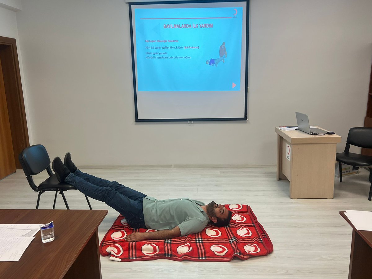 kizilayvan's tweet photo. Türk Kızılay Van İl Şube Başkanlığı İlk Yardım Eğitim Merkezi eğitimleri durmadan devam ediyor. Bilgi için şubemizi arayabilirsiniz. @Kizilay @FatmaMericYlmaz @demiroglu65 @YenerTANIK @ramazansaygili1 @genckizilay https://t.co/qv3FYfFO5m