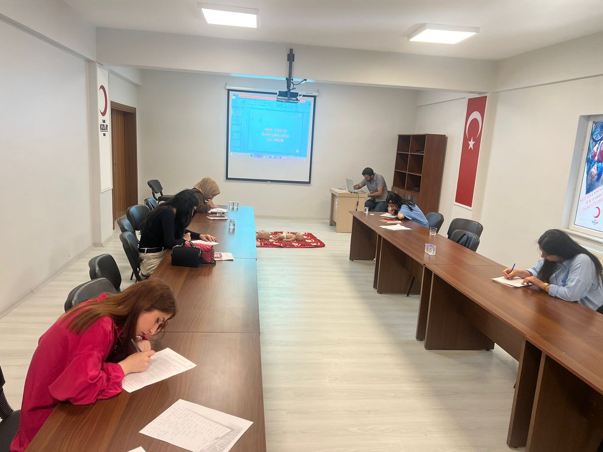 kizilayvan's tweet photo. Türk Kızılay Van İl Şube Başkanlığı İlk Yardım Eğitim Merkezi eğitimleri durmadan devam ediyor. Bilgi için şubemizi arayabilirsiniz. @Kizilay @FatmaMericYlmaz @demiroglu65 @YenerTANIK @ramazansaygili1 @genckizilay https://t.co/qv3FYfFO5m
