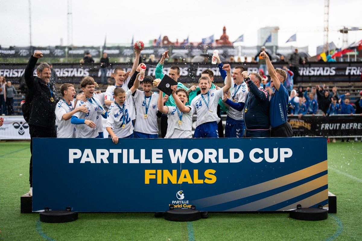 🔥 Zagrebovi rukometaši 2010. godište osvojili Partille Cup! 🏆

U njihovoj se kategoriji natjecalo ukupno 98 ekipa iz 18 zemalja pa je samim time i ovaj uspjeh naši rukometaša još veći. Dečkima i trenerima iskrene čestitke, ponosni smo! 💙

#IznadSvihZagreb #rkzagreb