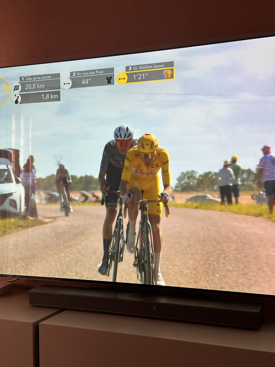 A veces, las emociones del momento no te dejan pensar racionalmente. 
El Visma debería de haber estaso arropando a Vingegard desde el momento 0, no se puede dejar solo a un líder en una situación como esta.