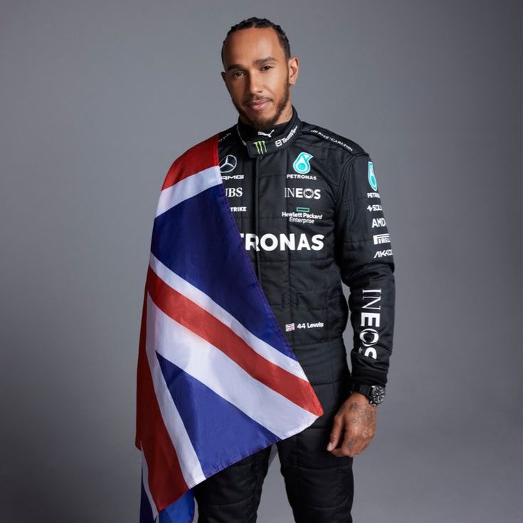 Alex_Racing1's tweet photo. SIR LEWIS HAMILTON EST DE NOUVEAU ROI EN SON ROYAUME ! 👑 

945  JOURS APRÈS SOIT 2 ANS, 7 MOIS et 2 JOURS, LE GOAT RETROUVE LA VICTOIRE UN 104e SUCCÈS EN F1 ! 🏆

#F1 #BritishGP https://t.co/t1i61ChVn1