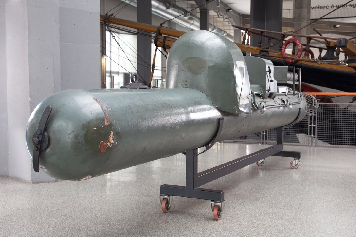 大東亜戦時中、伊国が「マイアーレ」って言う人間魚雷的な兵器を運用していたんだが、実際は現在で言う「ミゼットサブマリン/※小型潜水艦」の原型に近い物となり、生存率や成果もそれなりに高かったので日本の「回天」もこれを真似れば良かったんじゃないかと思ったりする。因みに潜ったまま敵艦艇に 