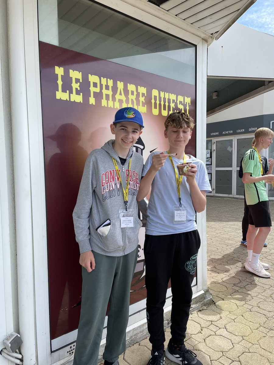 Coucou tout le monde! We arrived in La Rochelle, currently basking in the sun enjoying a refreshing ice cream!