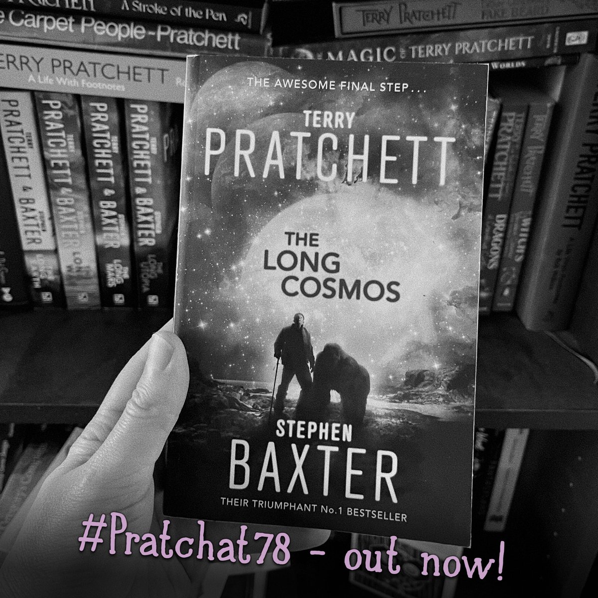 PratchatPodcast's tweet photo. JOIN US (including guests @thepenofjoel and Deanne Sheldon-Collins) for a last hurrah in the #LongEarth!
Catch up in #PratchatPreviously2: https://t.co/xK4h9cda8s
Then listen to our discussion of THE LONG COSMOS in #Pratchat78: https://t.co/eWRqg7d5zi https://t.co/fgOmUKOXP7