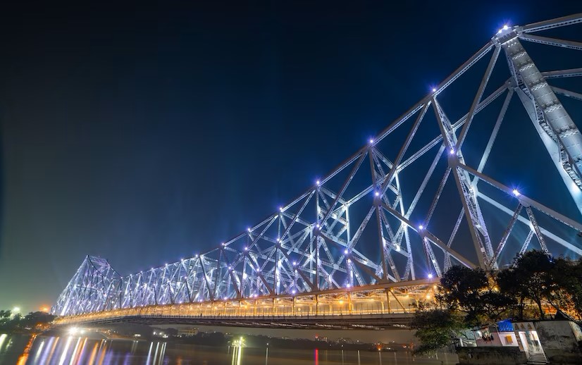 shrawanbm's tweet photo. Howrah Bridge was built before India's Independence and still standing tall with its full elegance. However, newly constructed bridges collapsing like sand castle. We develop  the technology or greed? https://t.co/B4u3UiIrrQ