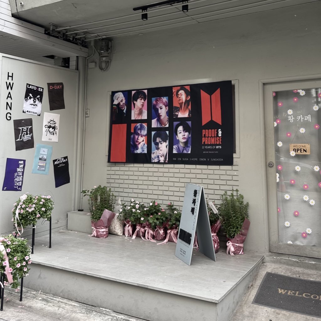 atattttt_'s tweet photo. งานเล่นใหญ่เหมือนเดิม แจกแบบยิ่งใหญ่สุดๆ
คนอุ้ม standee กลับกันเยอะมากๆ คนดวงดีอย่างเราแน่นอนว่าได้ Poster มา 3 แผ่นถ้วน5555
งานดี งานสวย ทีมงานน่ารักเหมือนเดิม 🩶
#11yearsofProofandPromise #atatreview https://t.co/IWoazdSW1B