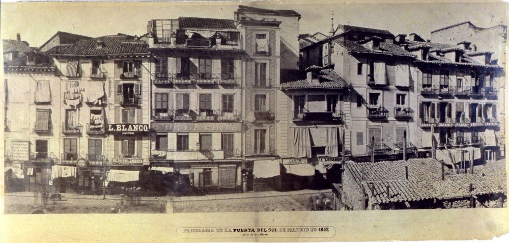 Aunque cueste reconocerla, la esquina de la fotografía era la Puerta del Sol con la calle Montera. En esta panorámica de 1857 se puede apreciar cómo a su derecha arrancaba el primer tramo de la calle de Alcalá.