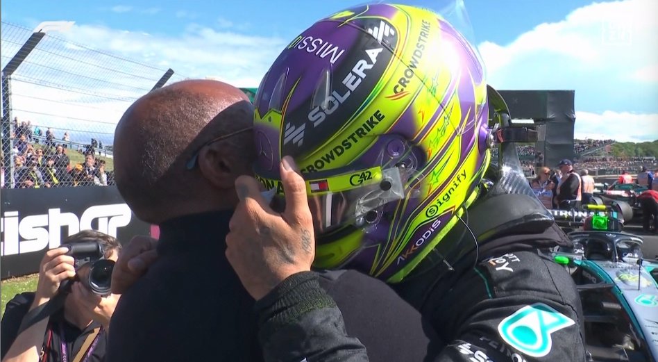 ❤️VAYA IMÁGENES

🥹Hamilton llorando tras ganar por primera vez desde 2021 y qué mejor sitio que en casa para conseguirlo

#F1 #BritishGP