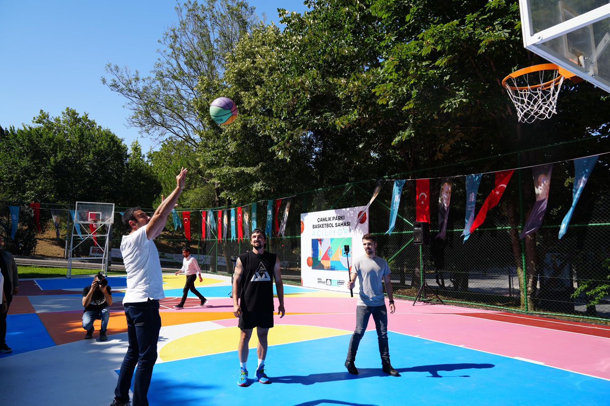RizaAkpolat's tweet photo. Levent Mahallemizdeki Çamlık Parkı’nın basketbol sahası bugün açıldı. 

Profesyonel basketbolcu Sebo Göndür’ün de desteğiyle rengarenk ve canlı bir sahamız oldu. Tüm komşularımızın parkın keyfini doyasıya çıkarmasını diliyorum. 🏀 https://t.co/zR2E9HG48x