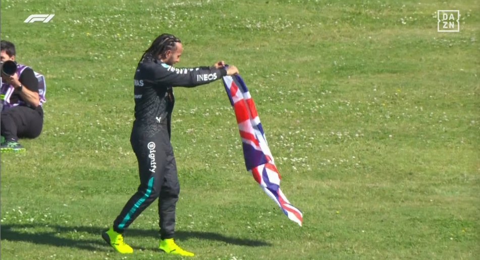 SoyMotor's tweet photo. 🫶Nada mejor que celebrarlo con tu afición

#F1 #BritishGP https://t.co/XuzoH4RIuK