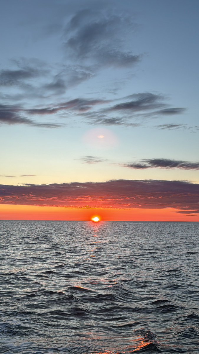 AgnoAssis's tweet photo. 01:00 AM Sunset near Bering Strait. Another unique survey location. https://t.co/Gz9AK0PeA5