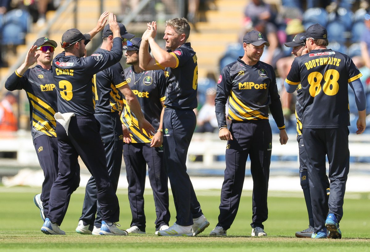 GlamCricket's tweet photo. End of powerplay
@EssexCricket 52/3 (6), require 131 off 84
Watch live π https://t.co/9Ib35UzDP9
#OhGlammyGlammy | #GLAvESS https://t.co/jpHcDF0y13