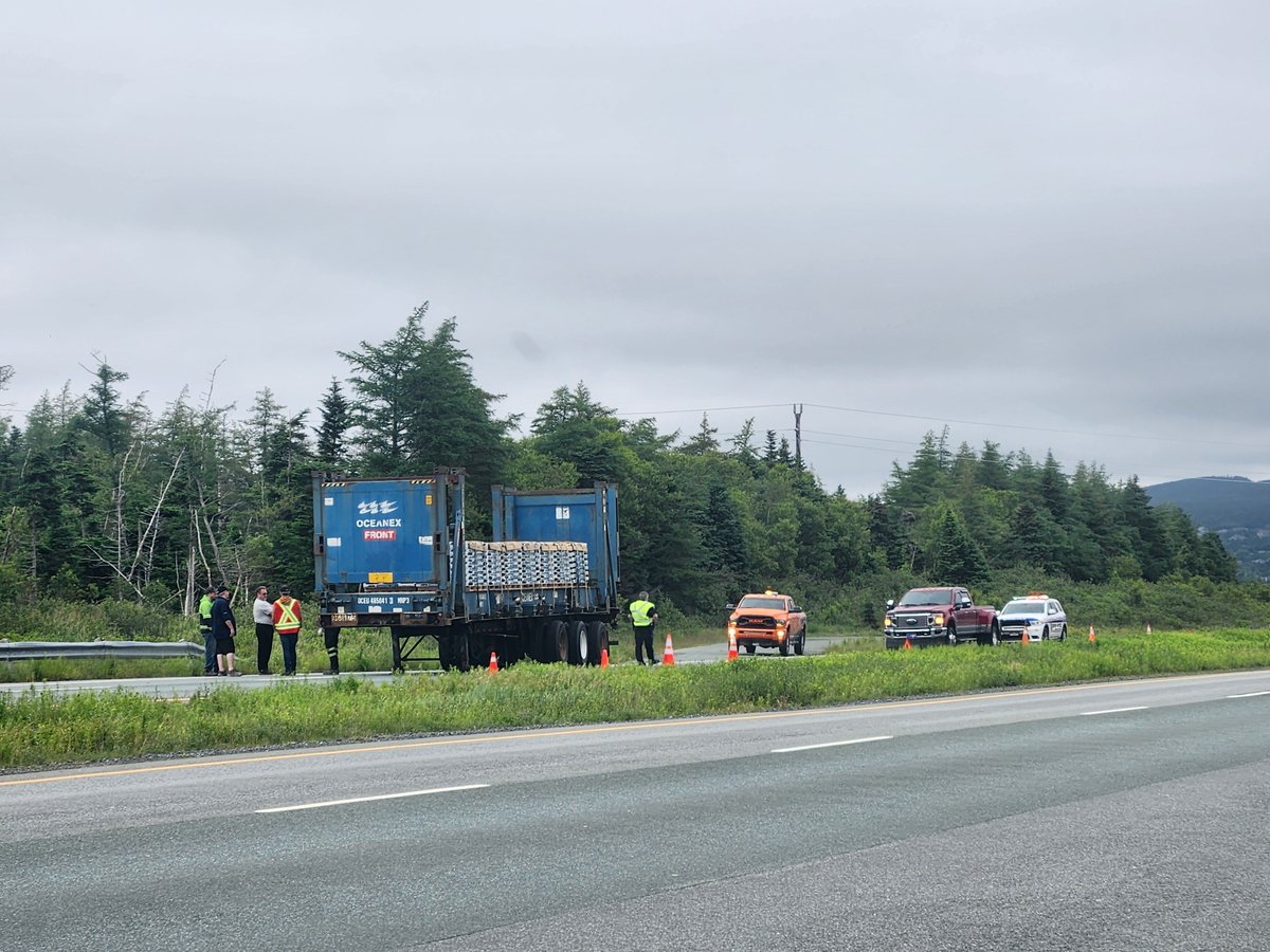 PedlePeddle's tweet photo. Pitts Memorial Drive just east of the Commonwealth Avenue exit in the westbound lanes is currently down to one lane due to a trailer mishap. Remember to slow down and move over. #nltraffic https://t.co/wNRCiL1lSO