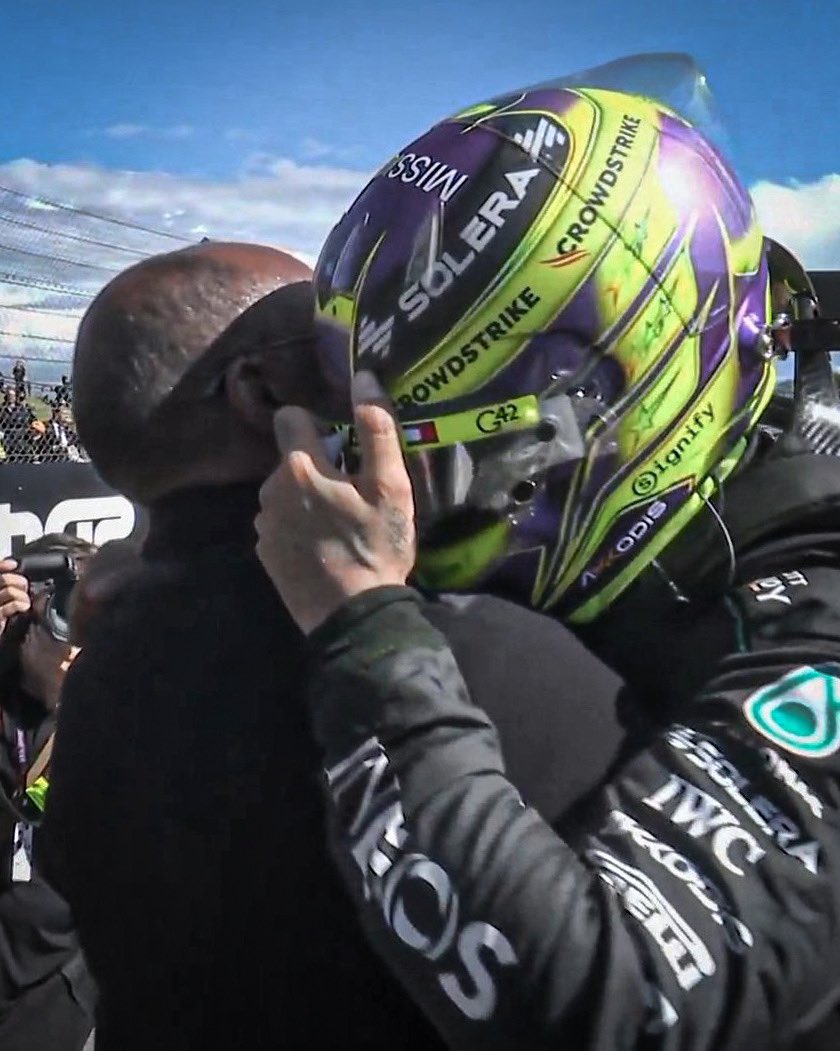 Lewis celebrating this win with his dad ❤️

Why is it so dusty in here 🥹